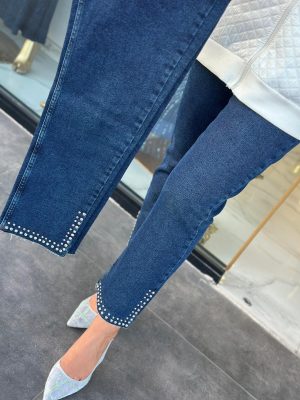 kesik-paca-tasli-full-likra-mom-jean-beyaz-lacivert-1