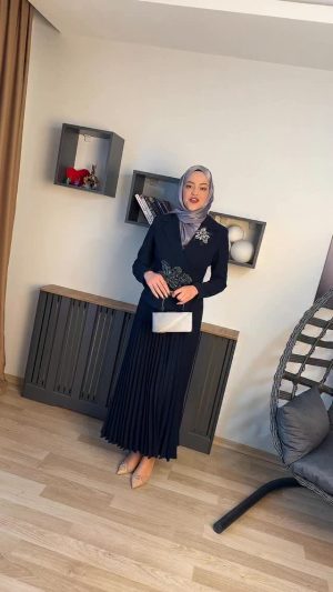 krep-kumas-piliseli-elbise-lacivert