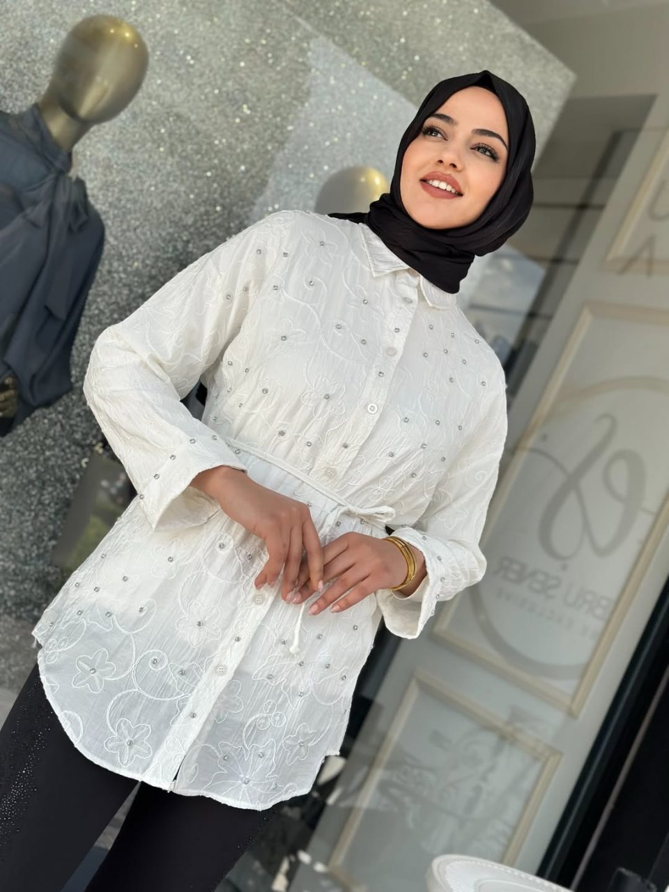 Beyaz Troklu Taş İşlemeli Gömlek