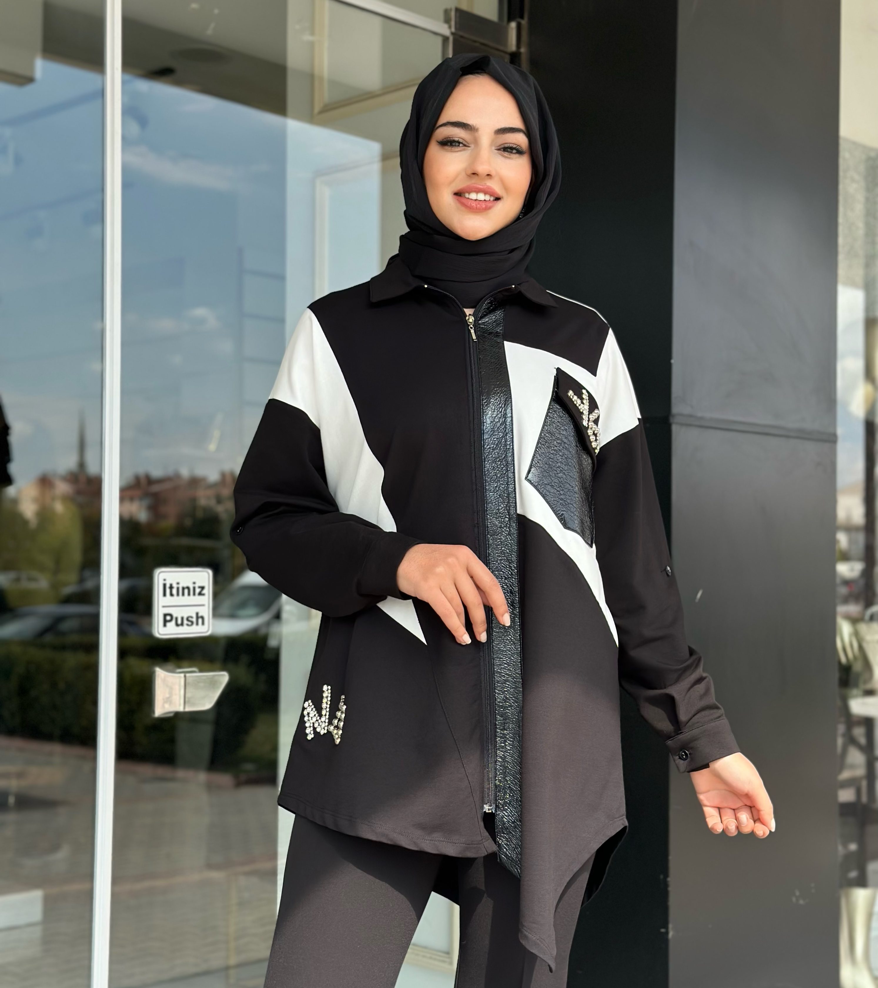 Asimetrik Kesim Boydan Fermuarlı Kırışık Deri Detaylı Gömlek